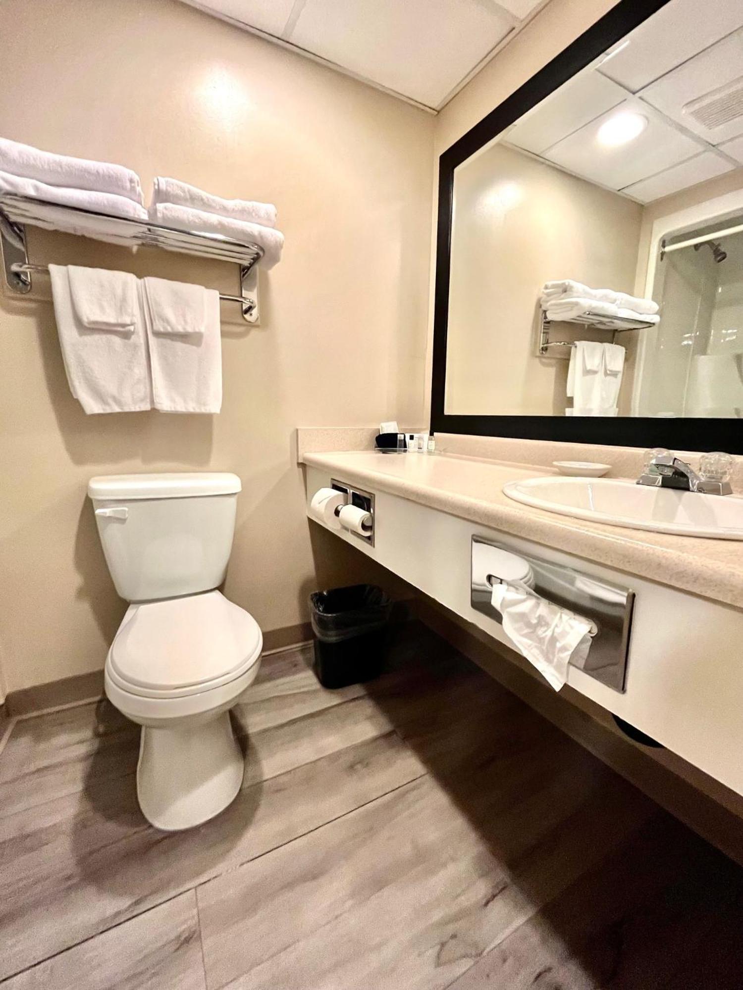 Royal Hotel Lloydminster Dış mekan fotoğraf